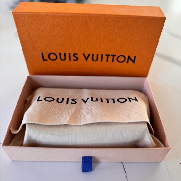 Louis Vuitton monogram toiletry pouch - Picture 6 of 9